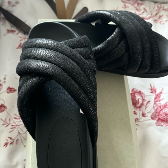 Black slip on sandals - Picture 2 of 4